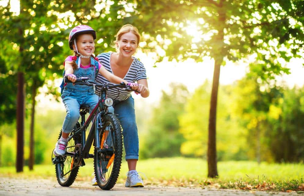Enfant faisant du vélo 