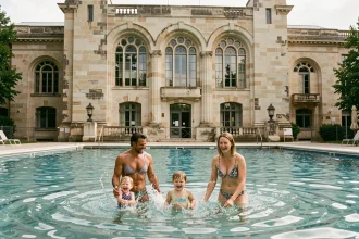 Famille avec enfants profitant de la piscine de la Butte aux Cailles à Paris, façade art déco en arrière-plan