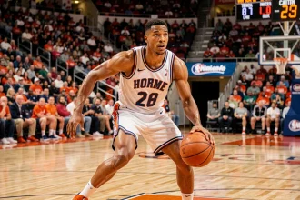 Joueur de basket professionnel en plein dribble lors d'un match de saison régulière NBA, avec le chronomètre visible en arrière-plan