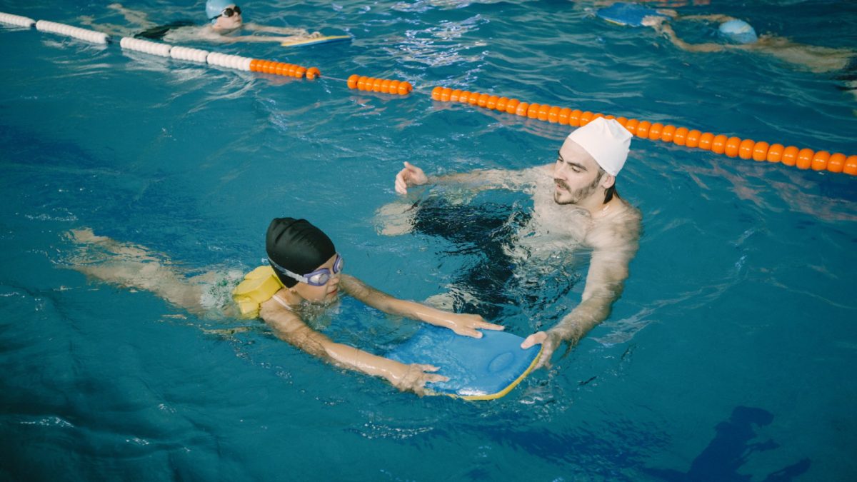 Natation enfant à Paris : par où commencer et combien ça coûte ?