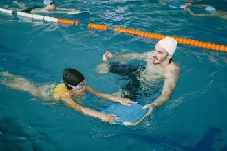 Natation enfant à Paris : par où commencer et combien ça coûte ?